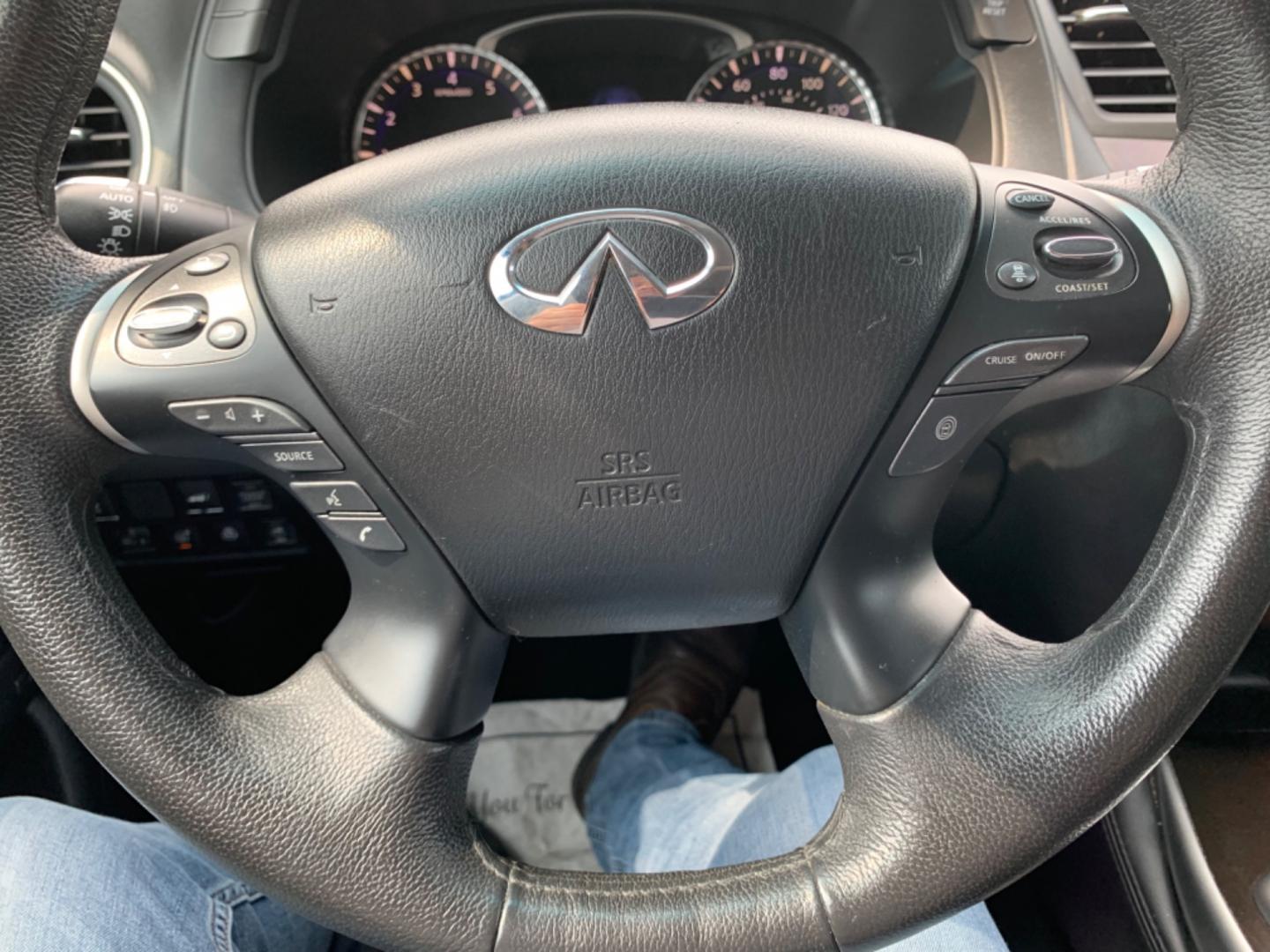 2014 Gray /Black Infiniti JX (5N1AL0MMXEC) with an 3.5 L engine, AUTOMATIC transmission, located at 1830 North Belt Line Road, Irving, TX, 75061, (469) 524-0199, 32.834373, -96.993584 - Photo#17